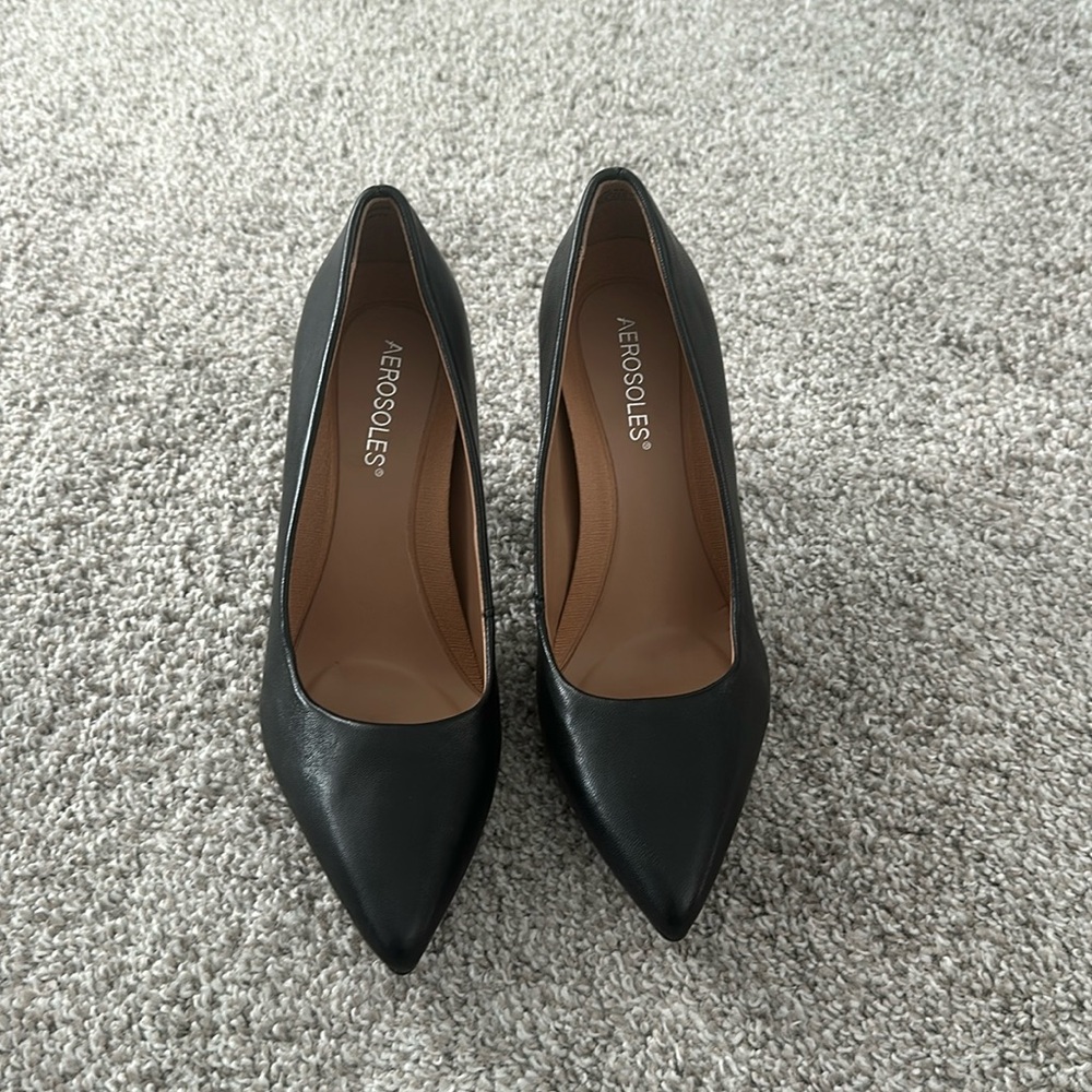 AEROSOLES Black Pointed-Toe Leather Pumps